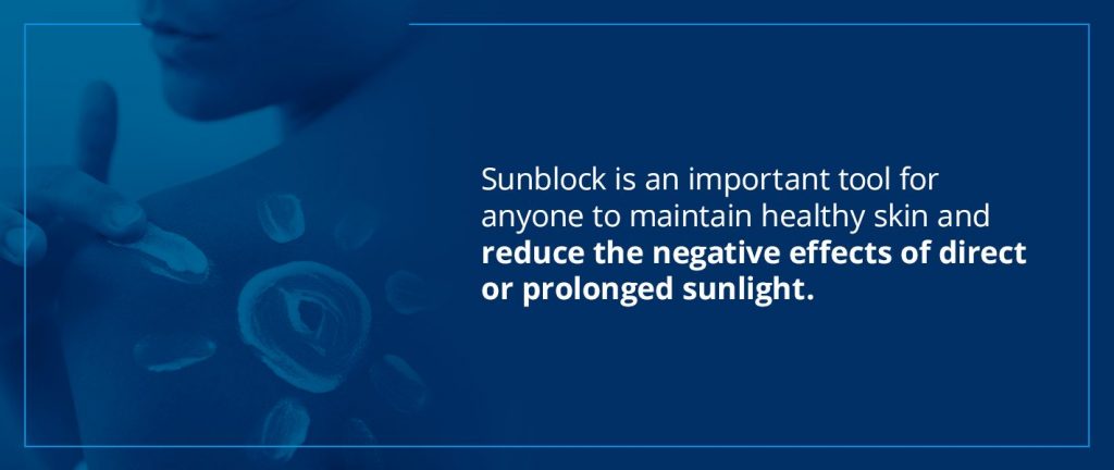 woman applying sunscreen